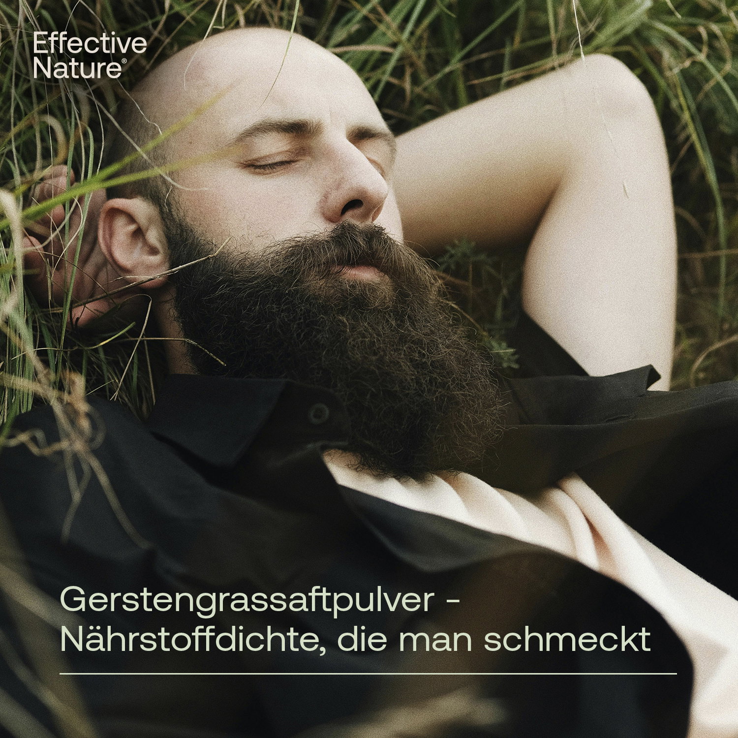 Mann liegt entspannt im Gras – Kampagnenbild für Bio Gerstengrassaft-Pulver