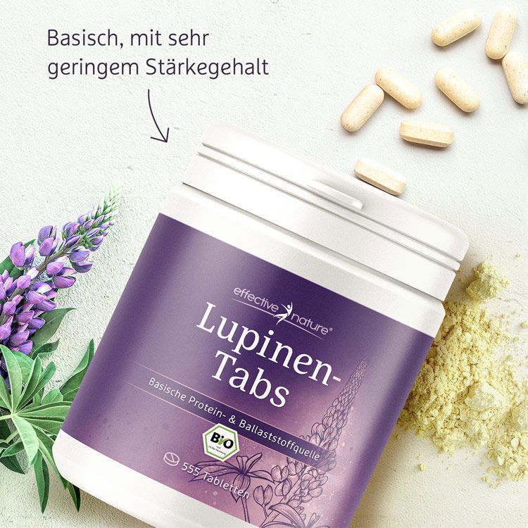 Goldene Tischdekoration mit Blumen und Kerzen für elegante Feierlichkeiten