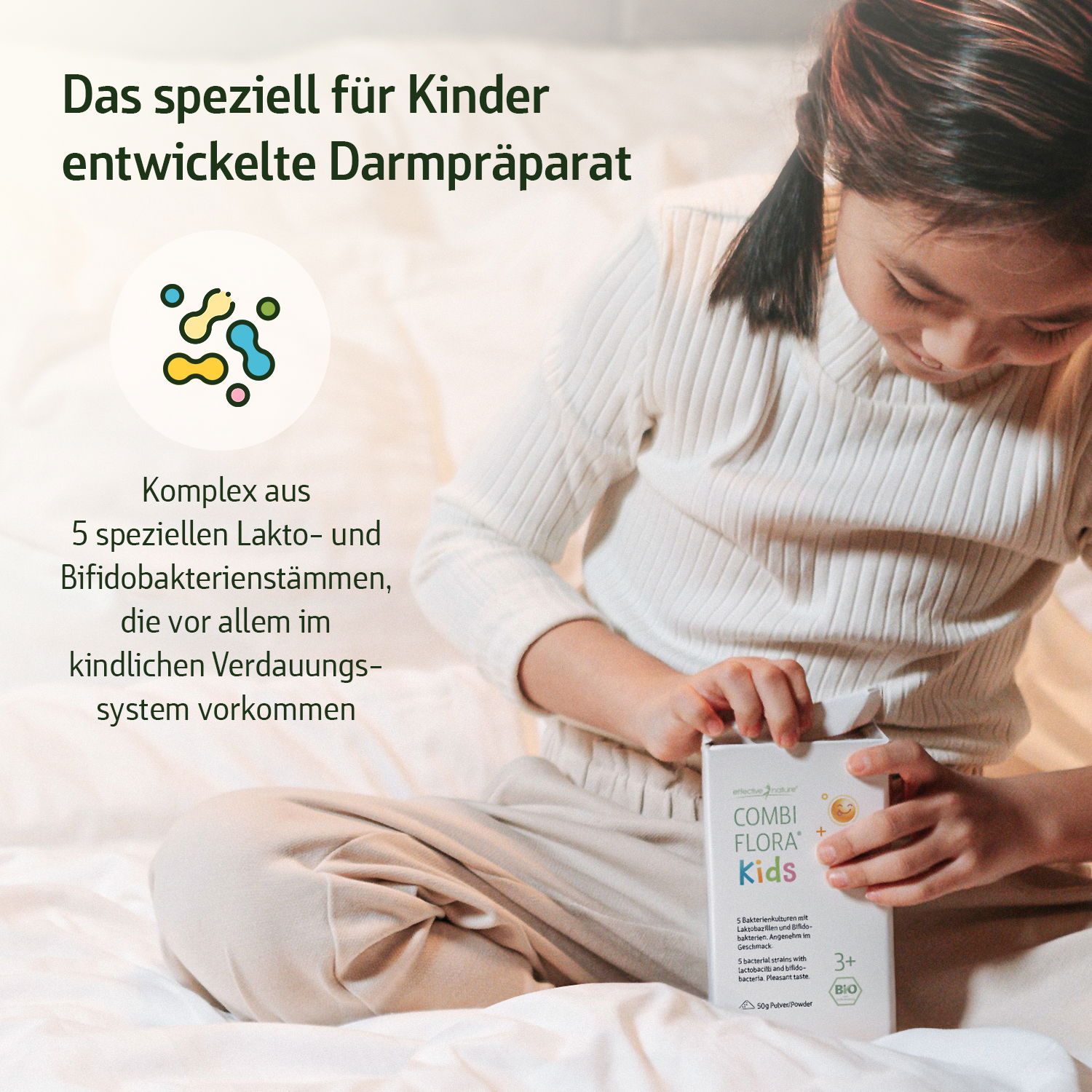 Kind öffnet Packung mit Combi Flora Kids, einem Darmpräparat mit Lacto- und Bifidobakterienstämmen, die im kindlichen Verdauungssystem vorkommen.