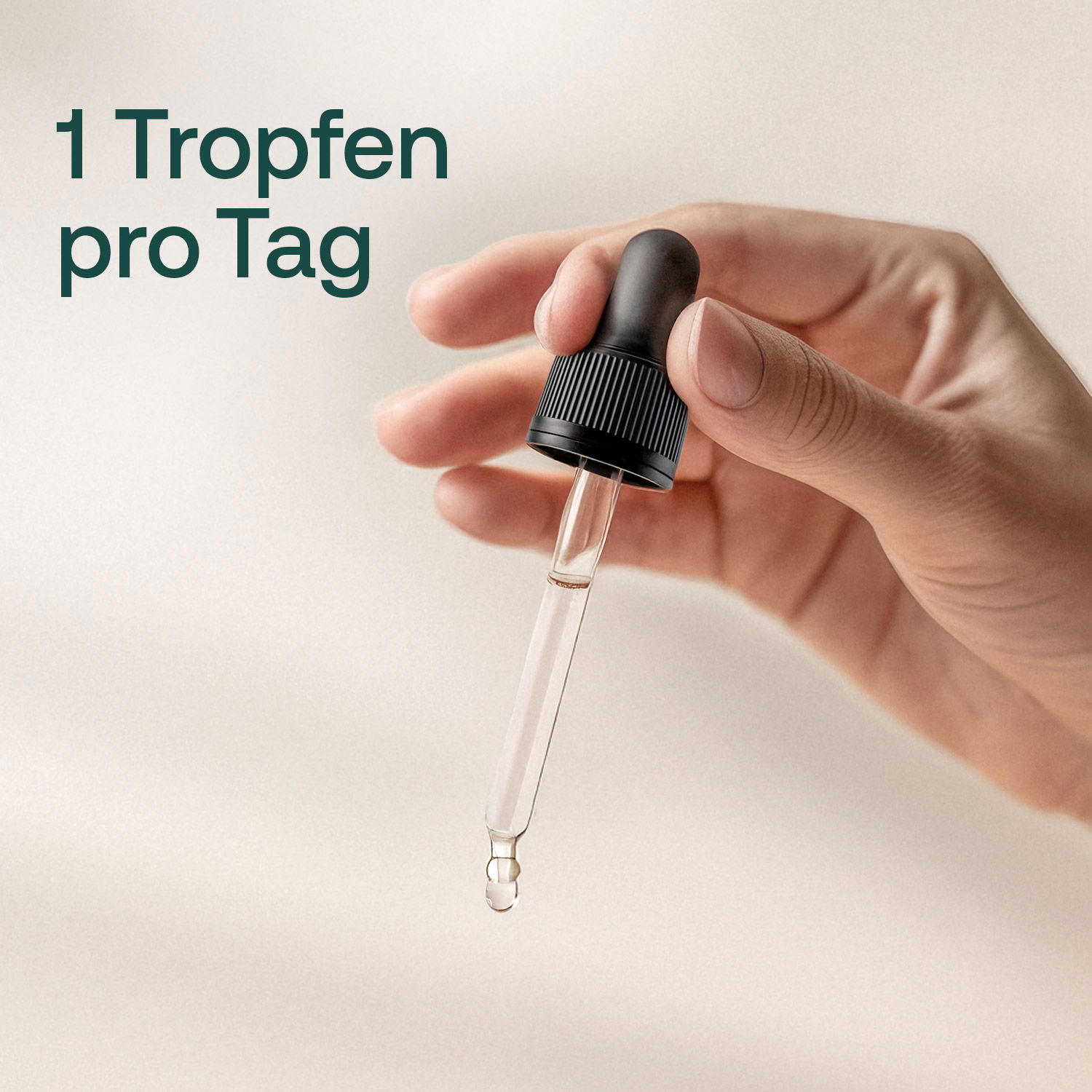 Eine Hand hält eine Pipette