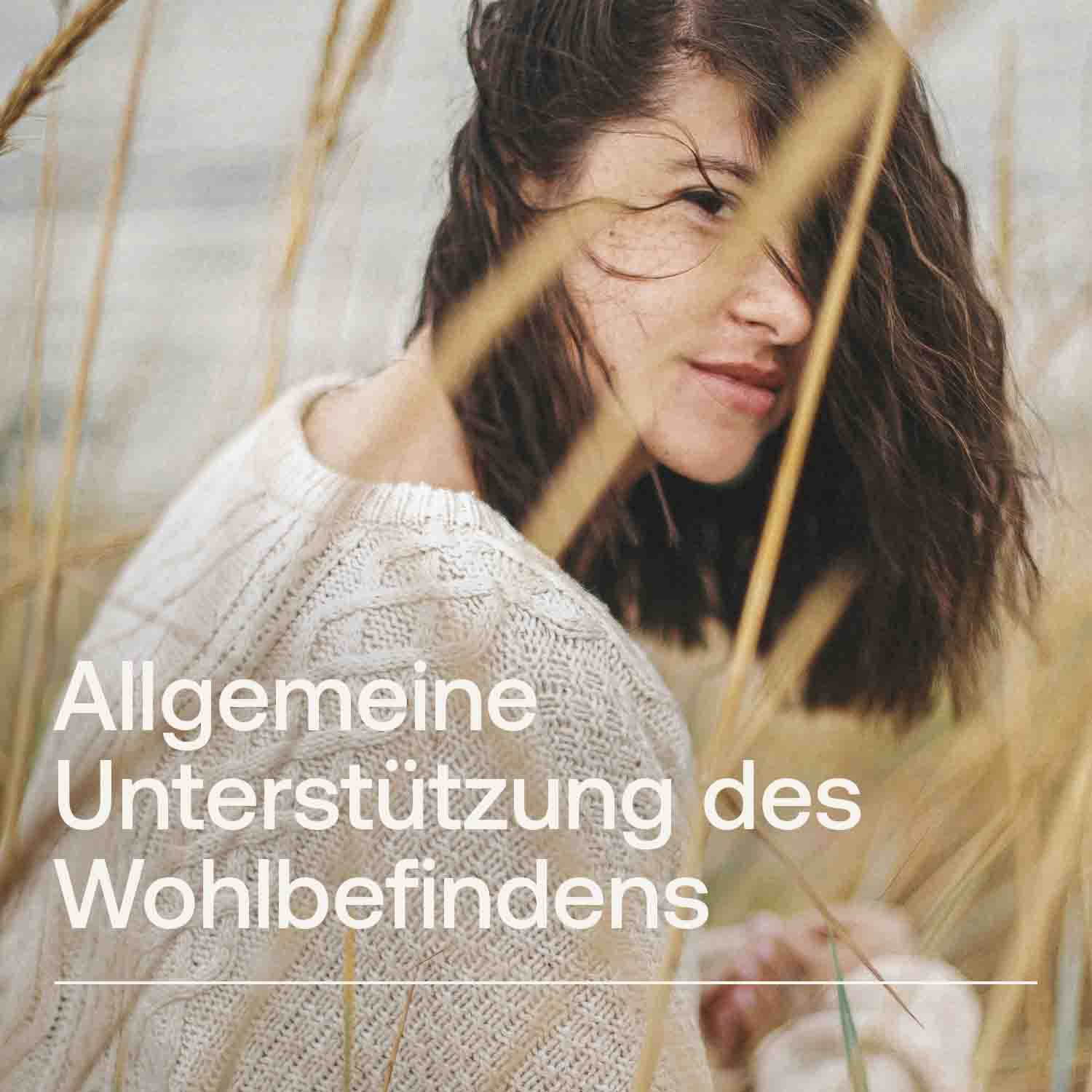 Junge Frau in weißem Strickpullover im Feld, fördert Wohlbefinden
