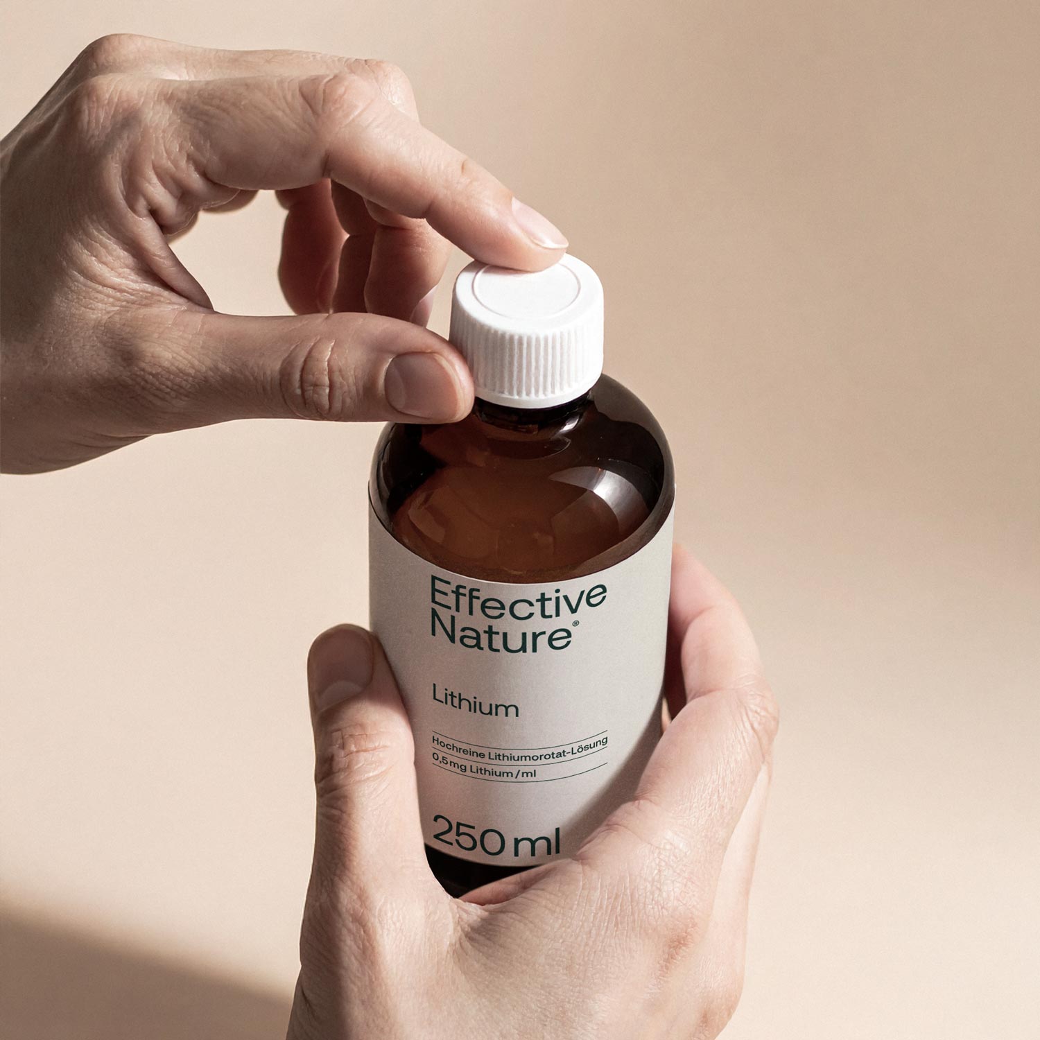 Eine Flasche Lithium von Effective Nature wird geöffnet