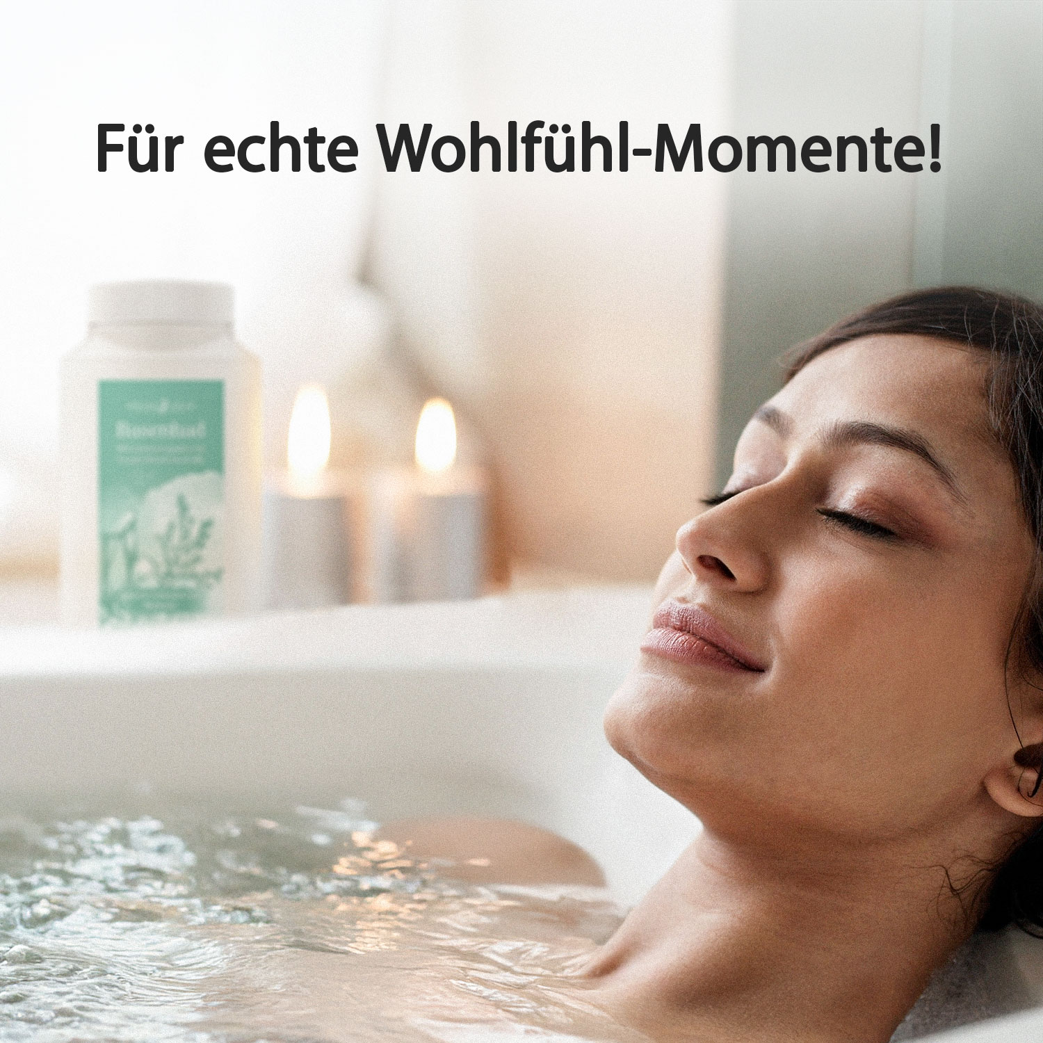Entspannen Sie mit unserem Badezusatz für echte Wohlfühl-Momente Frau entspannt in der Badewanne mit Badezusatz und Kerzen für Wohlfühl-Momente