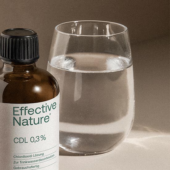 Ein Glas Wasser und eine Flasche CDL auf einem Tisch