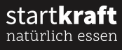 Logo von Startkraft - Natürlich essen Startkraft Logo mit dem Slogan 'natürlich essen' auf schwarzem Hintergrund