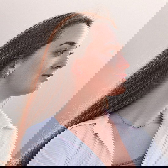 Eine junge Frau schaut in die Ferne