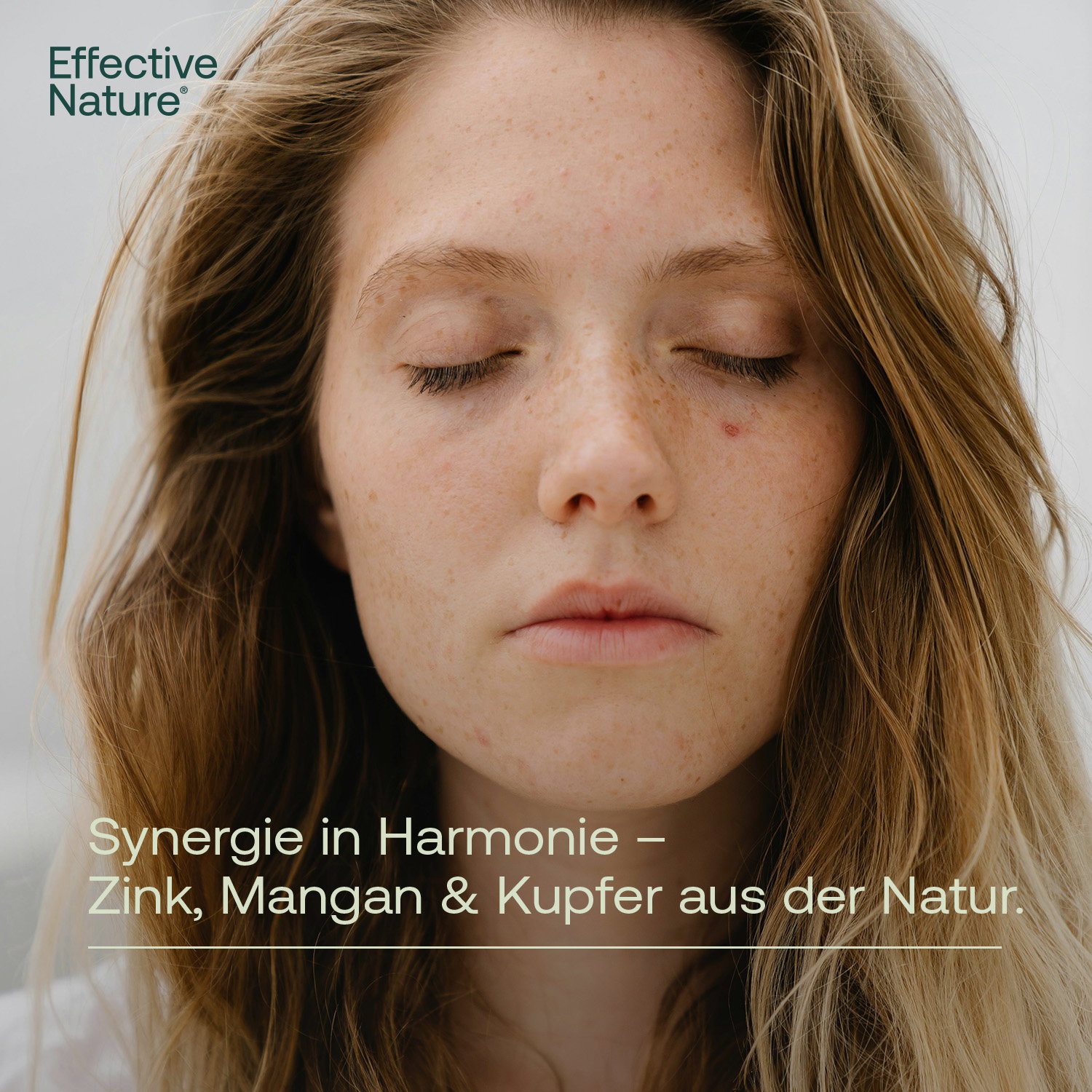 Frau mit geschlossenen Augen – Kampagnenbild für Zink Komplex mit Hinweis auf Zink, Mangan und Kupfer