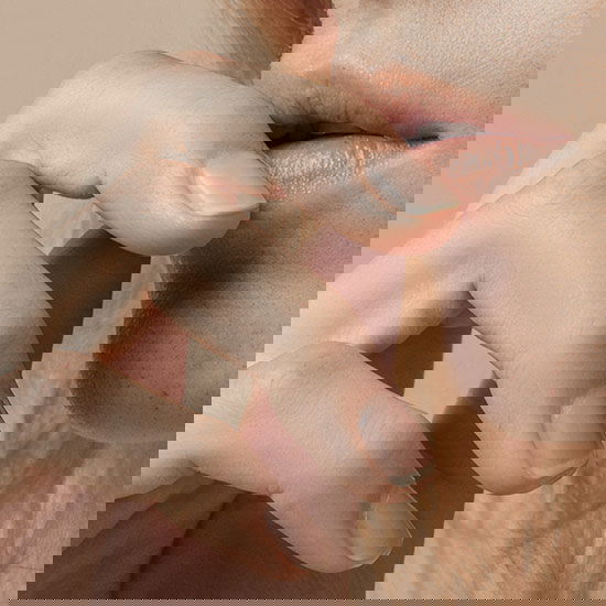Grossaufnahme von Mund und Hand einer jungen Frau
