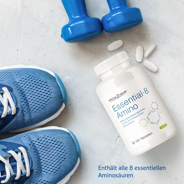 Flasche Essential-8 Amino, blaue Hanteln und blaue Sportschuhe auf grauem Hintergrund, enthält alle 8 essentiellen Aminosäuren