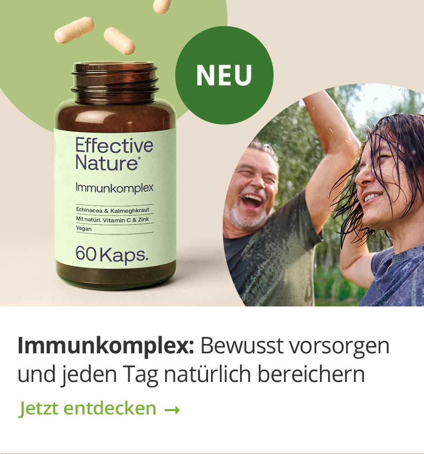 Flasche mit Immunkomplex von Effective Nature, daneben ein fröhliches Paar unter Wasserstrahl