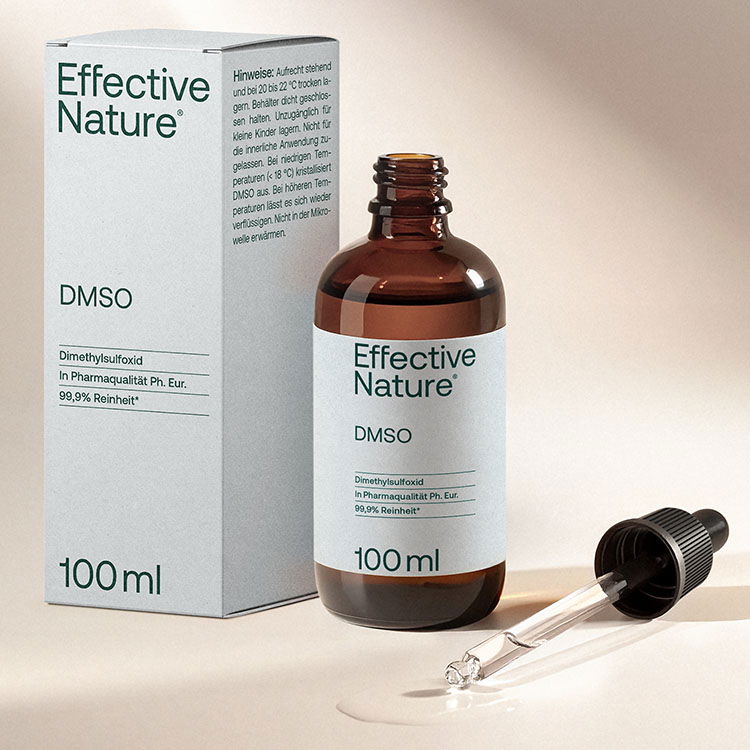 Verschiedene Flaschen mit Haarpflegeprodukten auf einem Regal