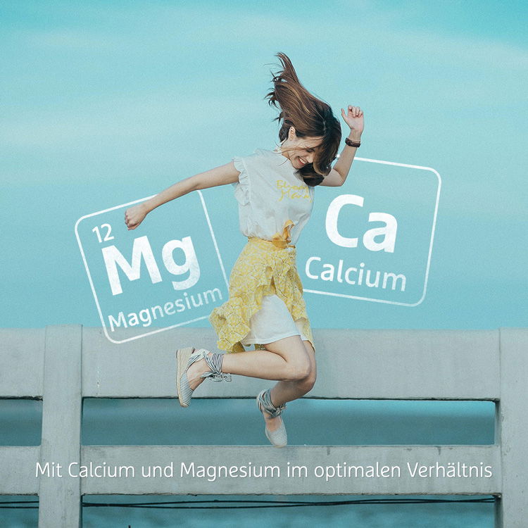 Frau in Sommerkleidung springt vor blauem Himmel, dargestellt sind Magnesium und Calcium Symbole