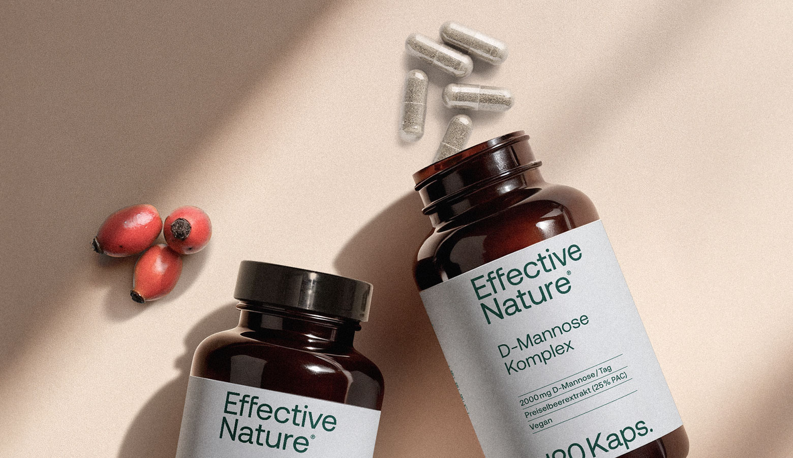D-Mannose-Komplex von Effective Nature Zwei Dosen D-Mannose und einzelne Kapseln auf einem Tisch