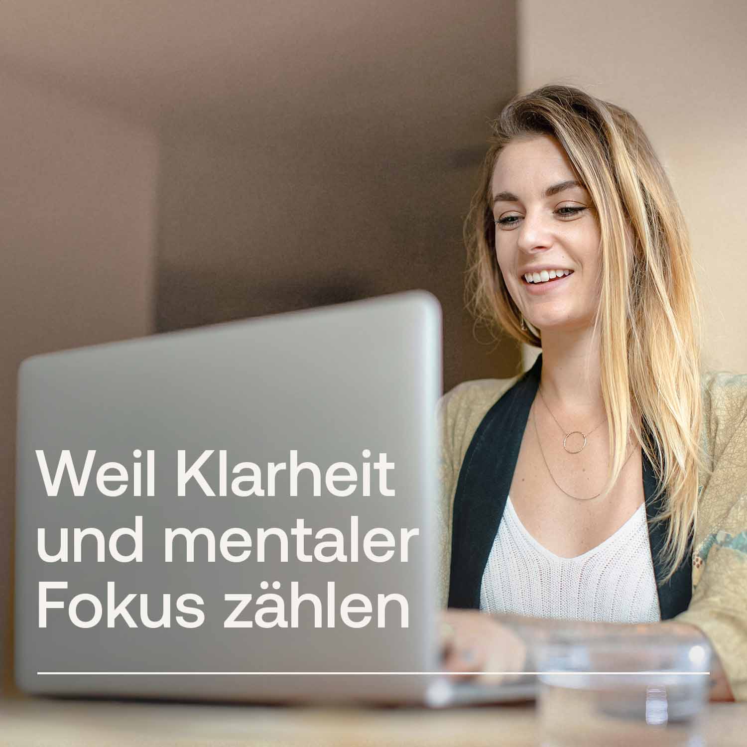 Lächelnde Frau nutzt Laptop mit Text 'Weil Klarheit und mentaler Fokus zählen'
