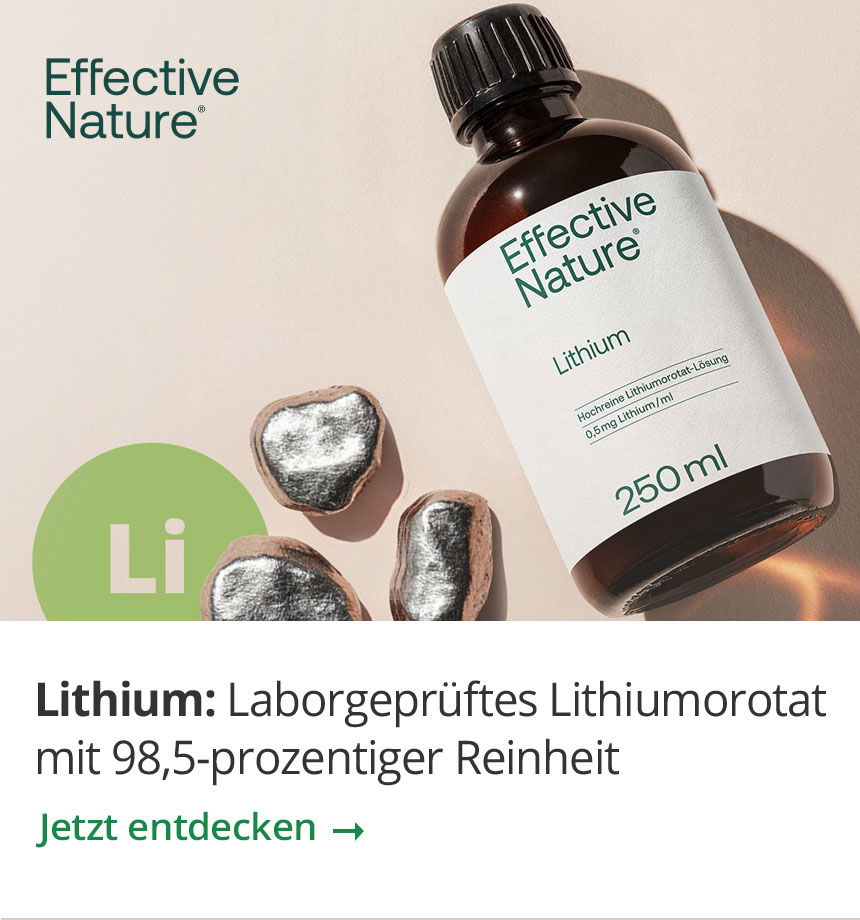 Moderne Kaffeemaschine auf Küchentheke mit Tassen und Gewürzstreuer daneben