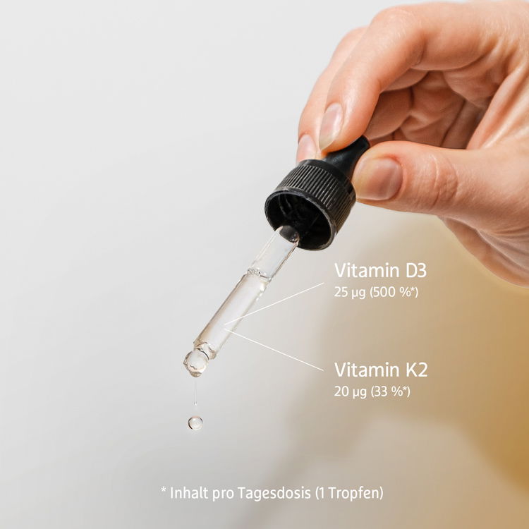 Dosierung von Vitamin D3 und K2 in Tropfenform mit Inhaltsangaben: Vitamin D3 25 µg (500 %) und Vitamin K2 20 µg (33 %) pro Tagesdosis von einem Tropfen