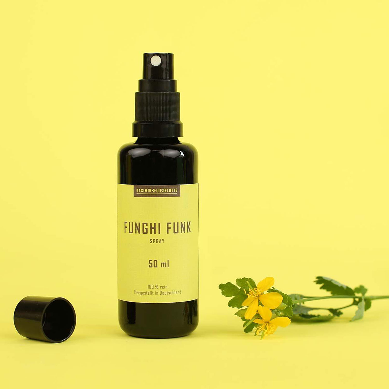 Flasche Funghi Funk Spray 50 ml mit gelbem Hintergrund und Blumen