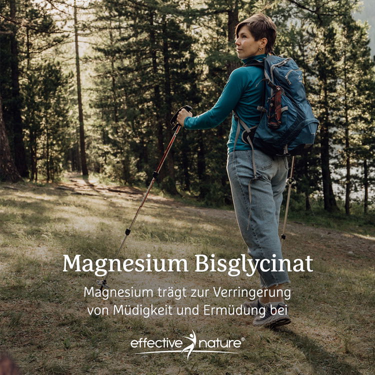 Eine Frau mit Wanderstöcken und Rucksack im Wald, beworben wird Magnesium Bisglycinat zur Reduzierung von Müdigkeit.