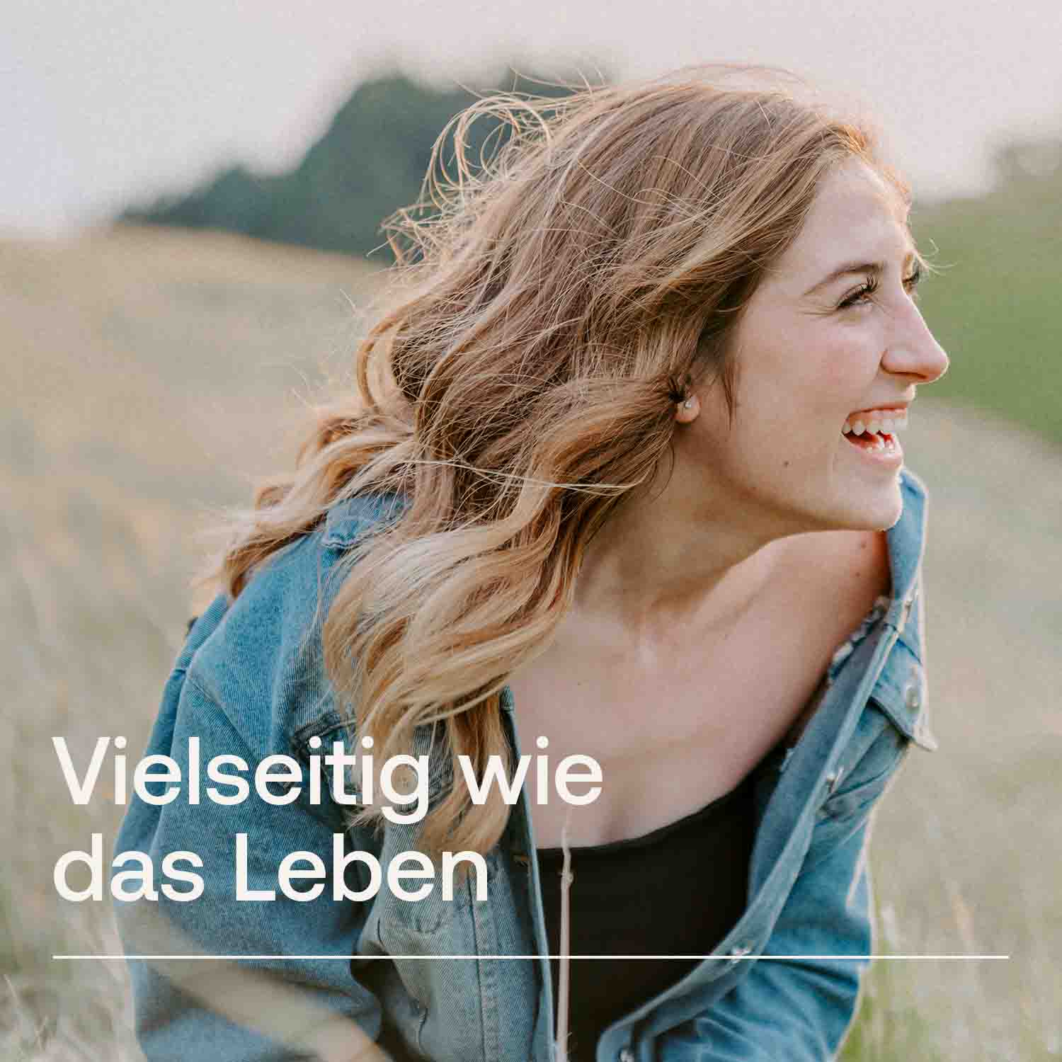 Eine junge Frau am Strand