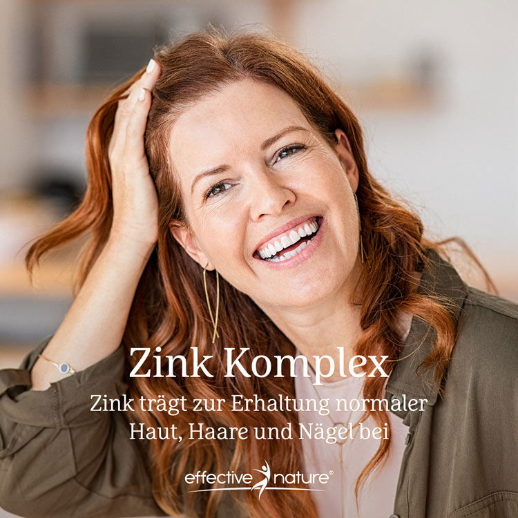 Glückliches Mädchen mit langen Haaren lächelt und hält ihre Hände an den Kopf