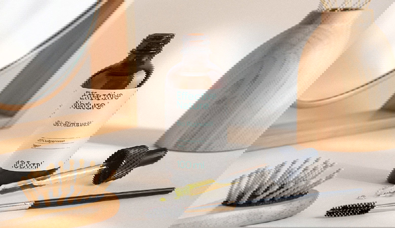 Rizinusöl mit Pipette auf einem Badezimmerschrank