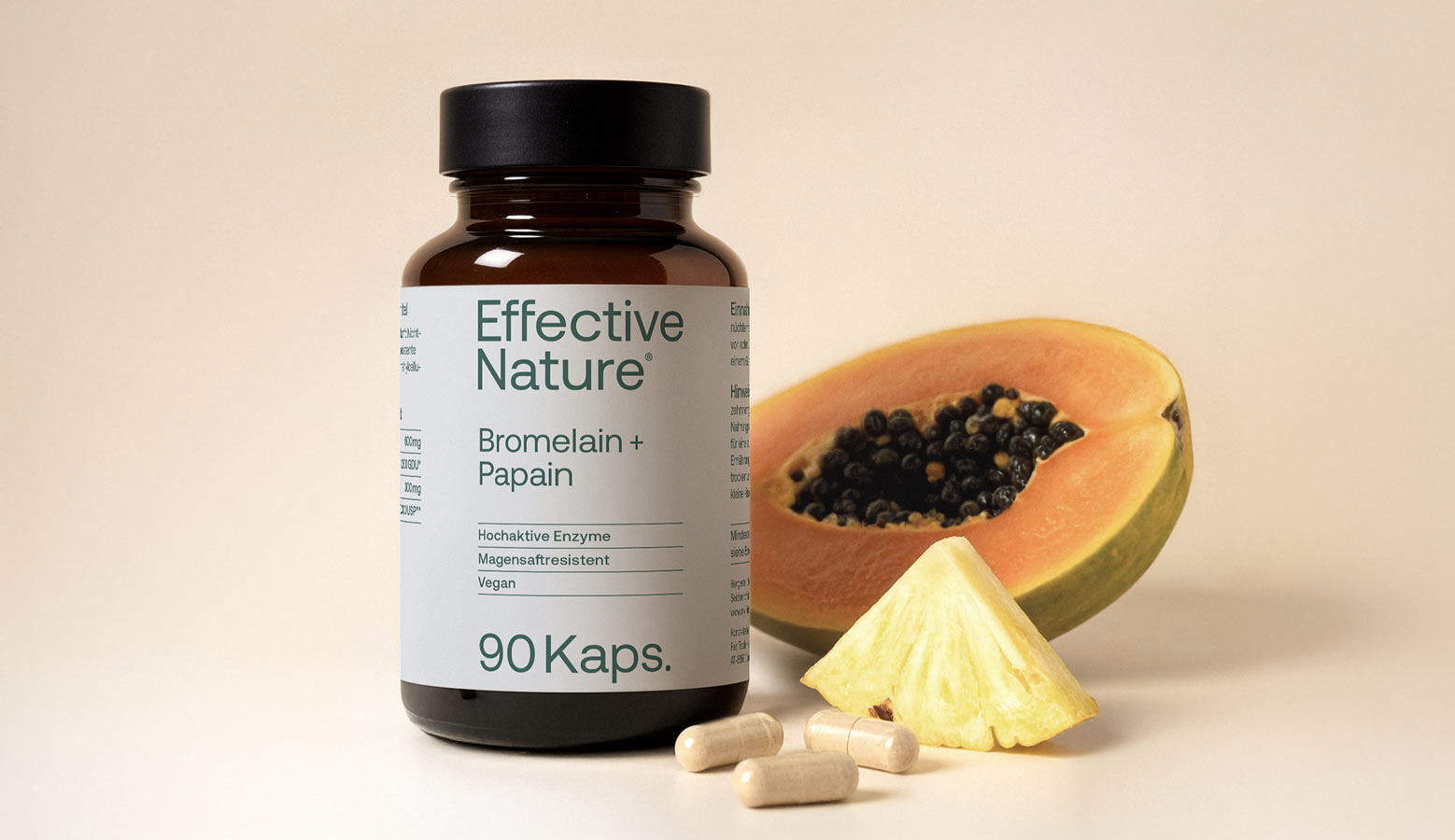 Eine Dose Bromelain & Papain vor eine Ananas und einer Papaya auf einem Tisch