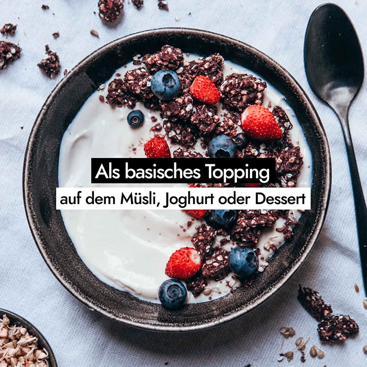 Schale mit Joghurt, dekoriert mit frischen Erdbeeren, Blaubeeren und knusprigen Schokoladenstückchen als Topping.