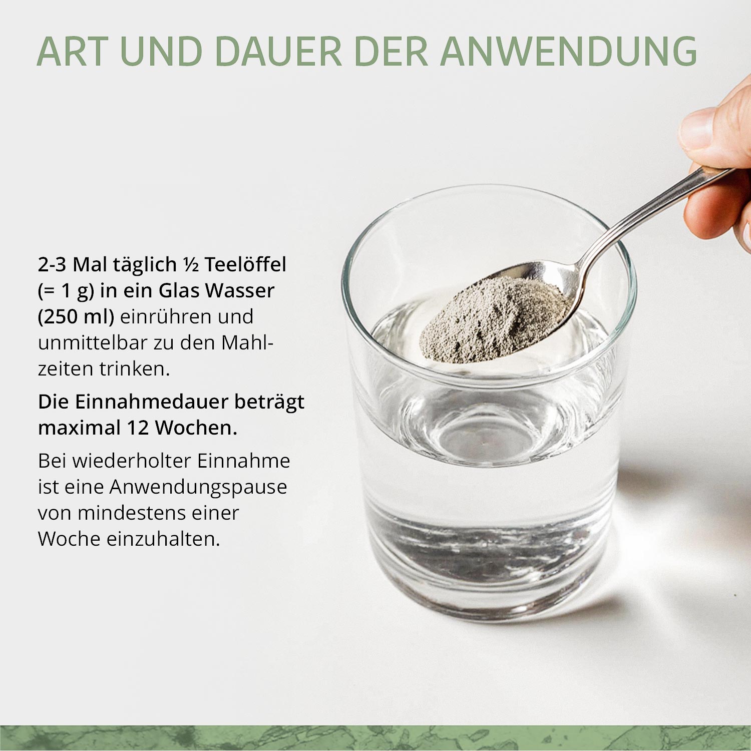 Ein Teelöffel Pulver wird in ein Glas Wasser gerührt. Anwendungsrichtlinien zur Einnahme sind daneben abgebildet.