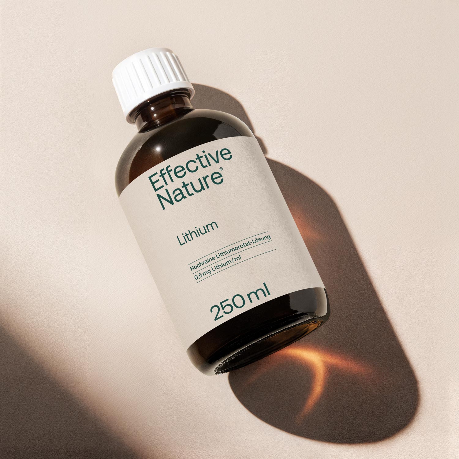 Eine Flasche Lithium von Effective Nature liegt auf einem Tisch