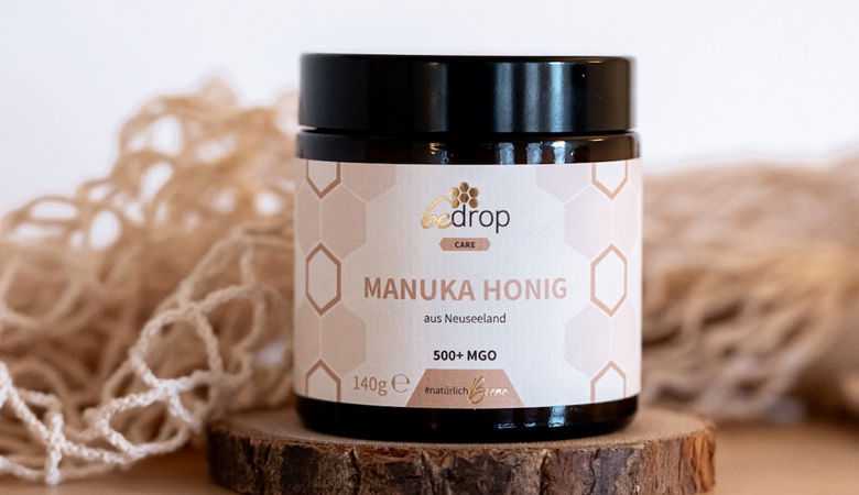 Ein Glas Manuka-Honig von bedrop auf einem Tisch