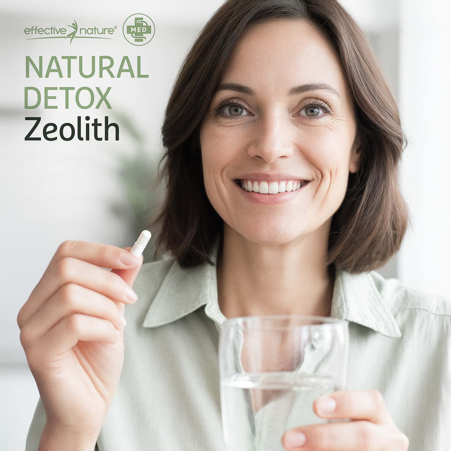 Frau hält eine Zeolith-Kapsel und ein Glas Wasser zur natürlichen Entgiftung