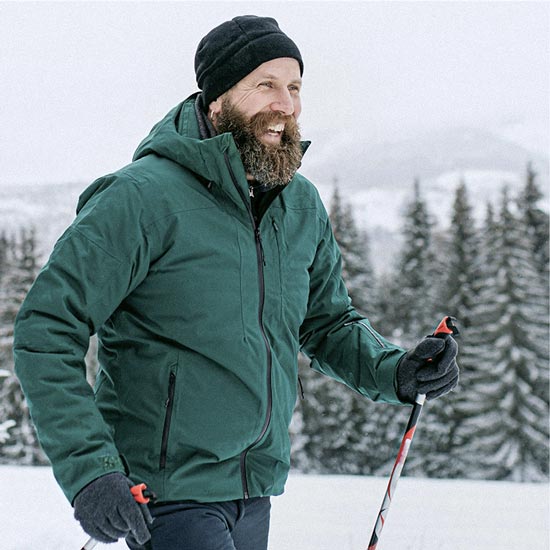 Mann wandert durch den Schnee