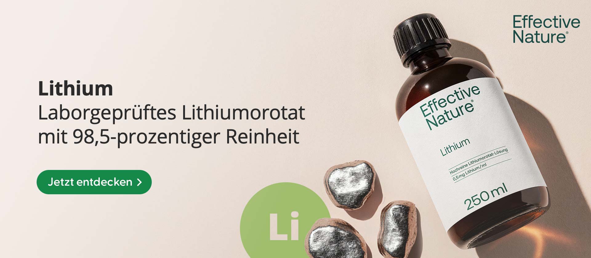 Flasche mit Lithiumorotat-Lösung von Effective Nature, umgeben von Metallsplittern und dem Symbol Li