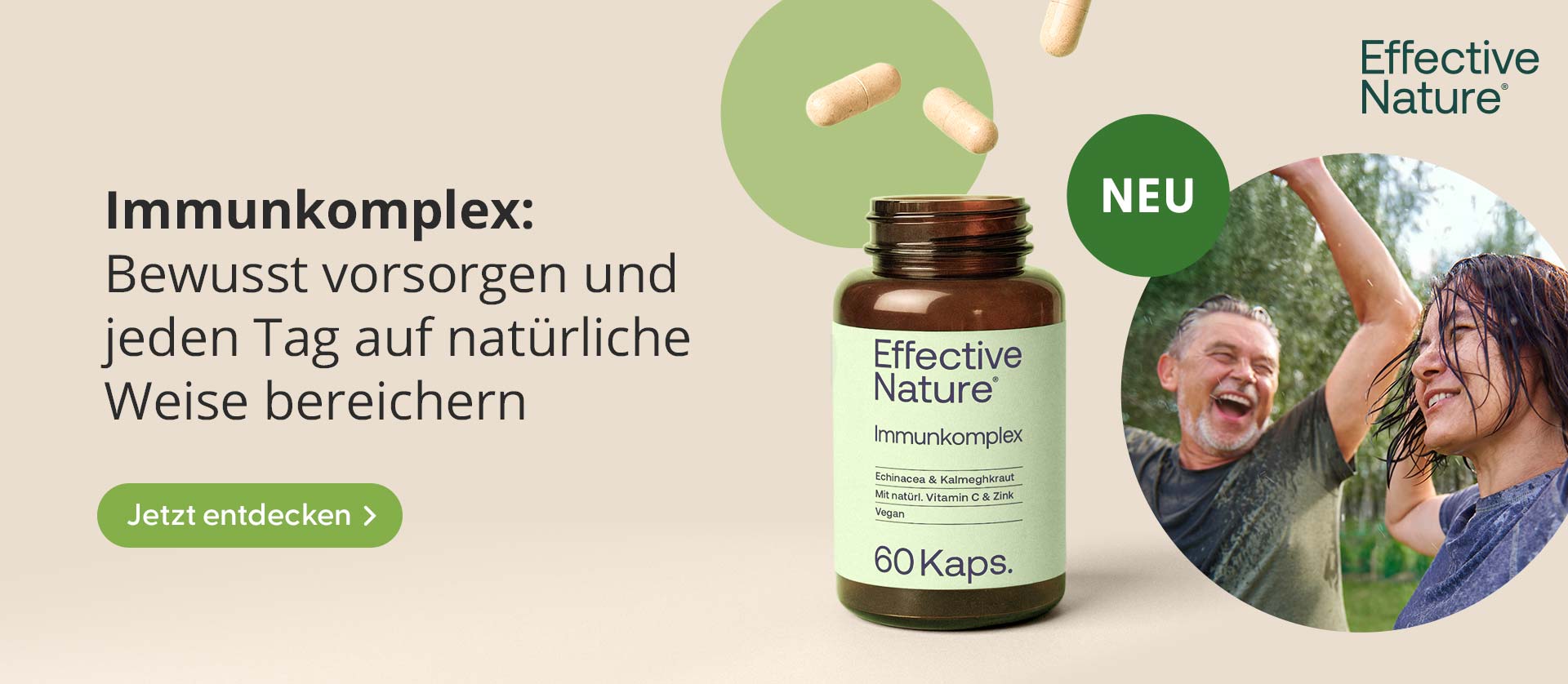 Produktbild von Effective Nature Immunkomplex, einer Flasche mit 60 Kapseln zur Unterstützung des Immunsystems, umgeben von natürlichen Zutaten und fröhlichen Menschen im Regen.