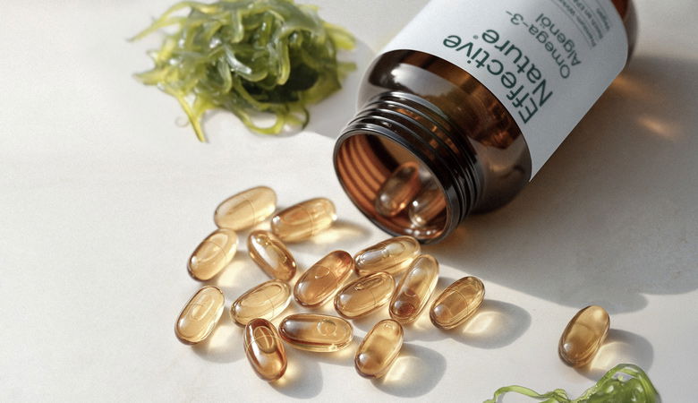 Omega-3-Algenöl von Effective Nature Eine Dose Omega-3-Algenöl liegt geöffnet auf einem Tisch