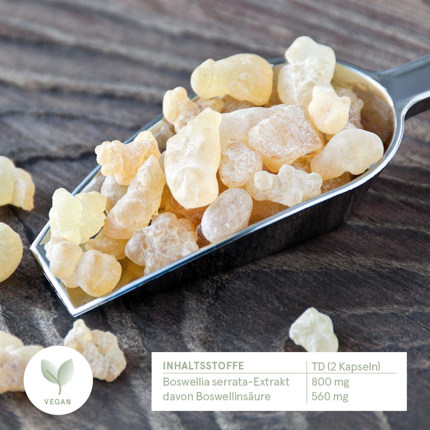 Nahaufnahme von Boswellia serrata-Extrakt in einer Metallschaufel auf Holzuntergrund, mit Details zu den Inhaltsstoffen und veganem Label