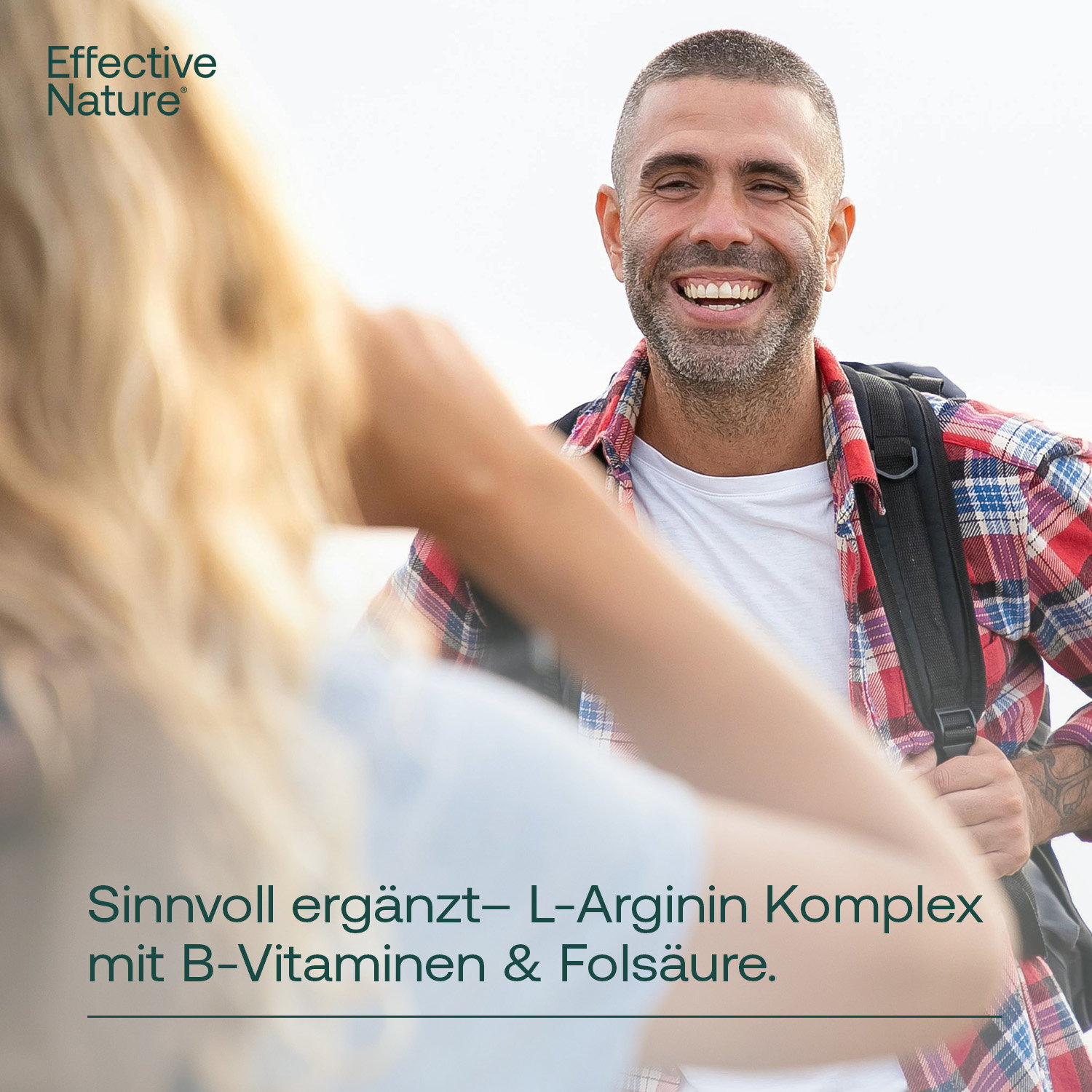 Mann lächelt im Freien – Kampagnenbild für L-Arginin mit B-Vitaminen