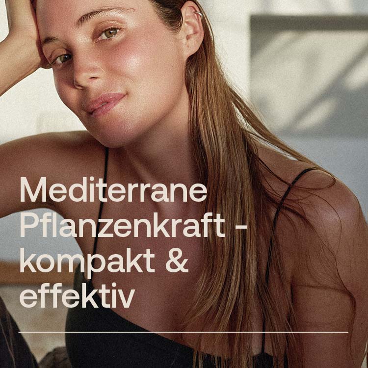 Frau mit langem Haar in natürlichem Licht, Text 'Mediterrane Pflanzenkraft – kompakt & effektiv'