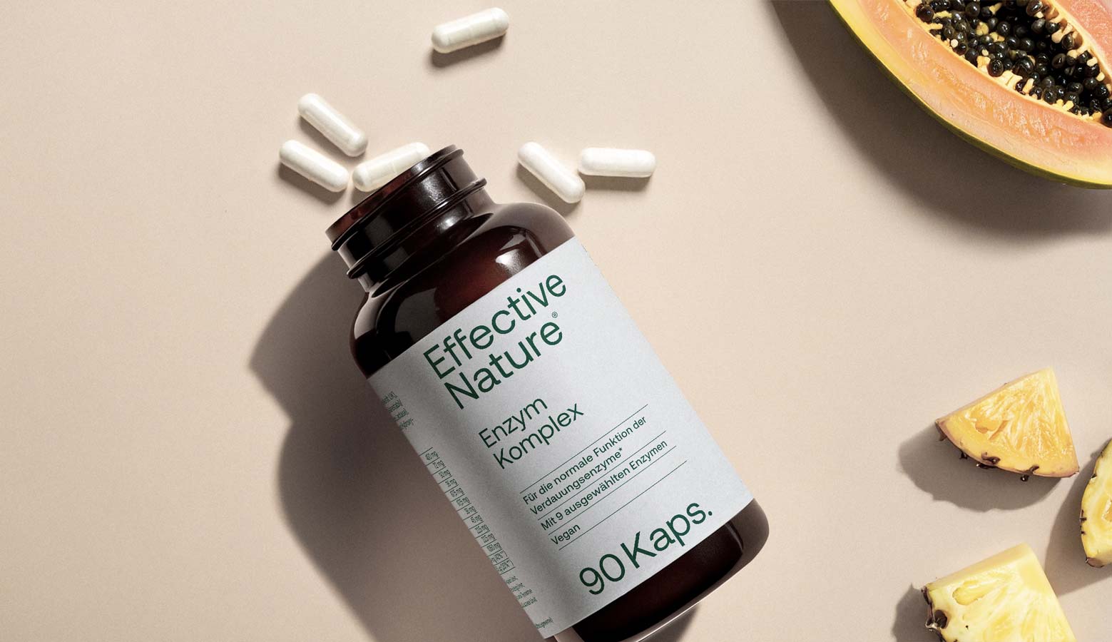 Eine Dose Enzymkomplex von Effective Nature liegt auf einem Tisch