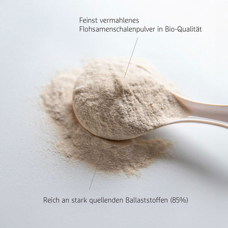 Ein blauer Langarmpullover mit detailliertem Strickmuster auf einem weißen Hintergrund dargestellt.