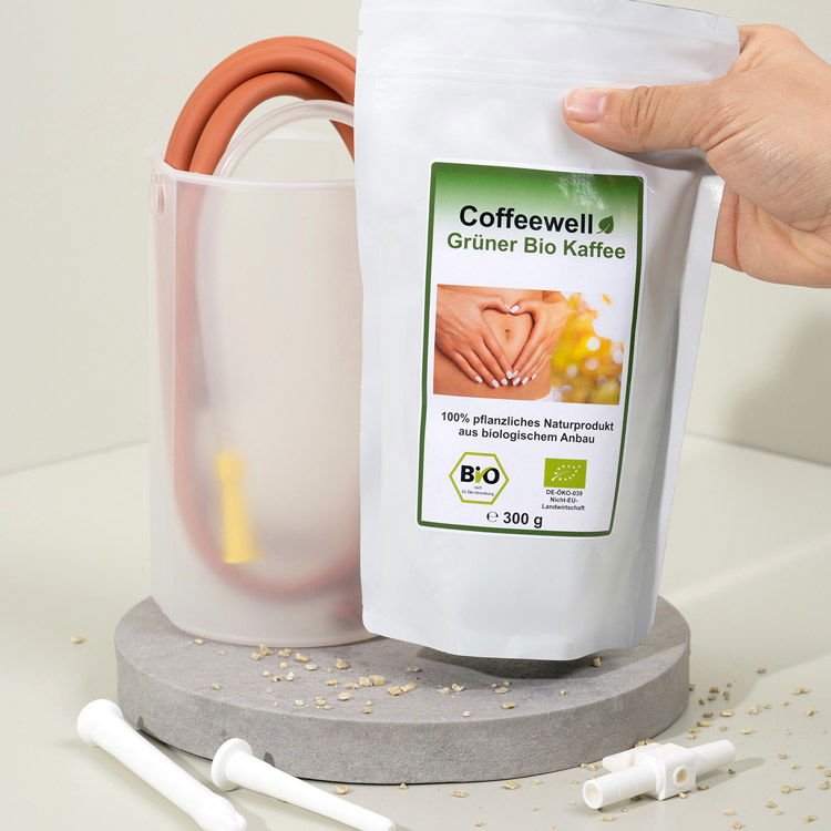 Verpackung von Coffeewell Grünem Bio Kaffee mit einem Einlaufzubehör im Hintergrund. 100% pflanzliches Naturprodukt.