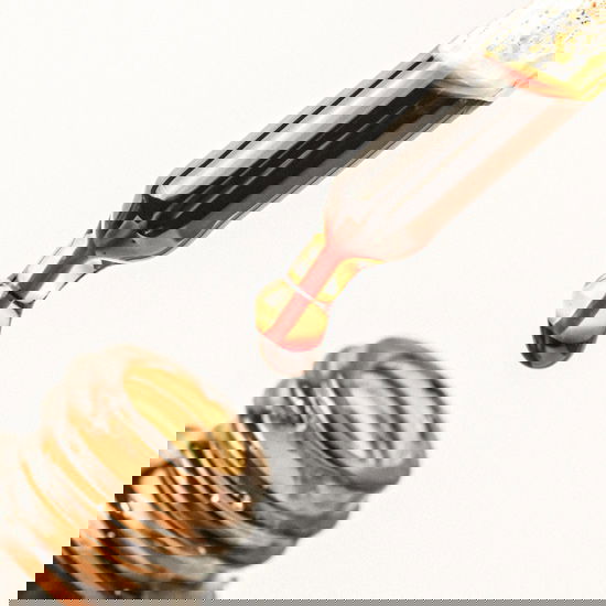 Die Lösung in einer Pipette aufgezogen