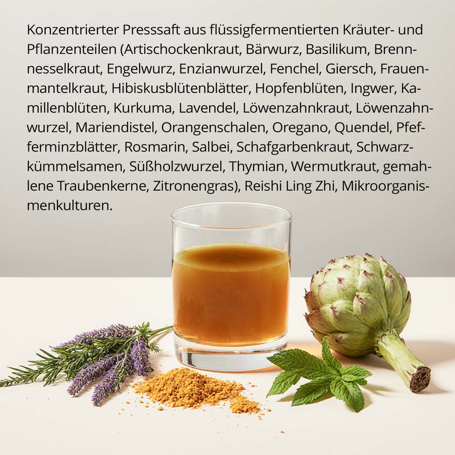 Ein Glas mit Kräuter-Presstrunk, umgeben von Artischocken, Lavendel und Kräuterpulver
