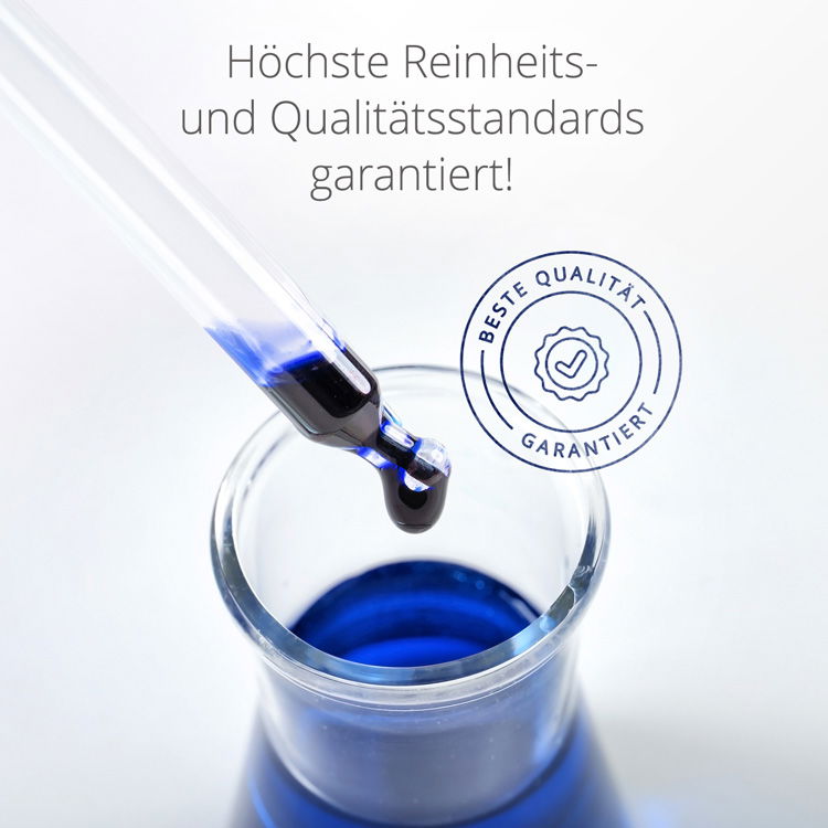 Pipette mit blauer Flüssigkeit über einem Becherglas, im Hintergrund ein Qualitätssiegel mit Text: Höchste Reinheits- und Qualitätsstandards garantiert!