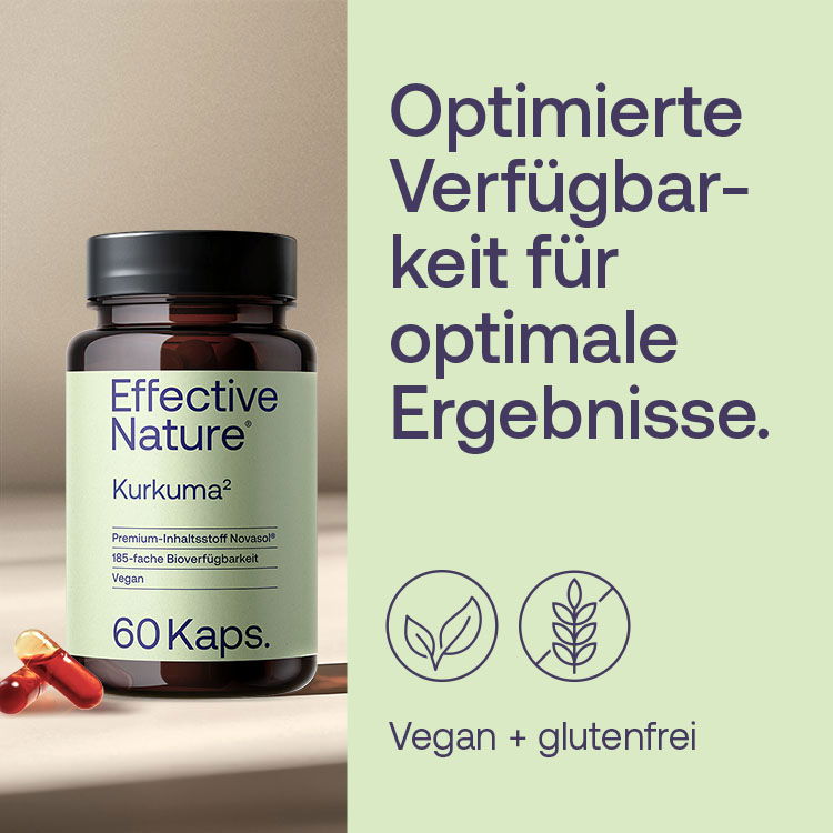 Ein weißes T-Shirt mit einem bestickten roten Herz-Design in der Mitte liegt auf einem Holztisch.