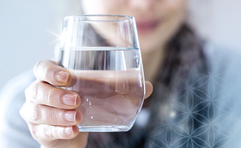 Sauberes Leitungswasser Frau mit einem Glas Leitungswasser