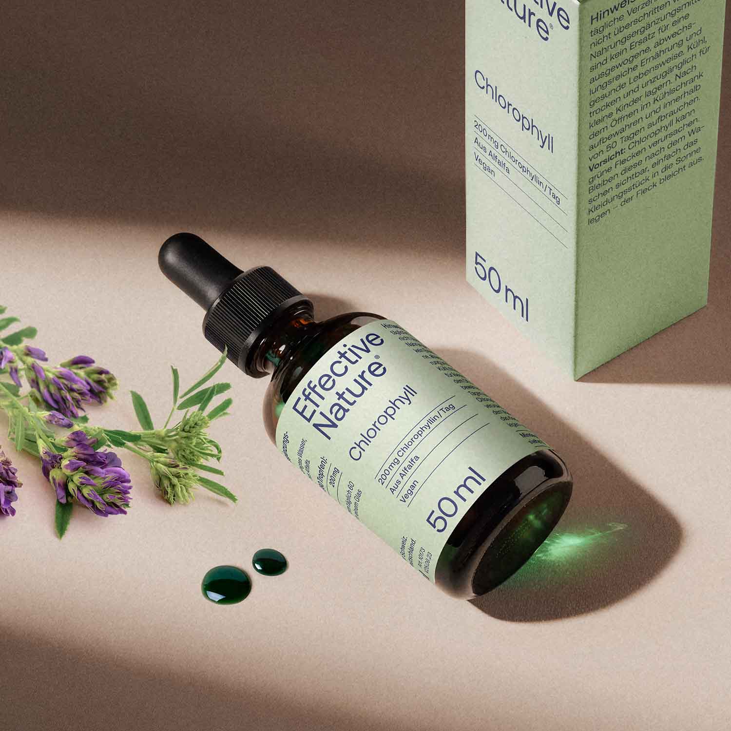 Eine Flasche Chlorophyll liegt auf einem Tisch