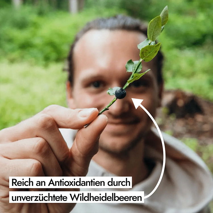 Zwei Sportler halten Medaillen in die Kamera und lächeln während einer Siegerehrung
