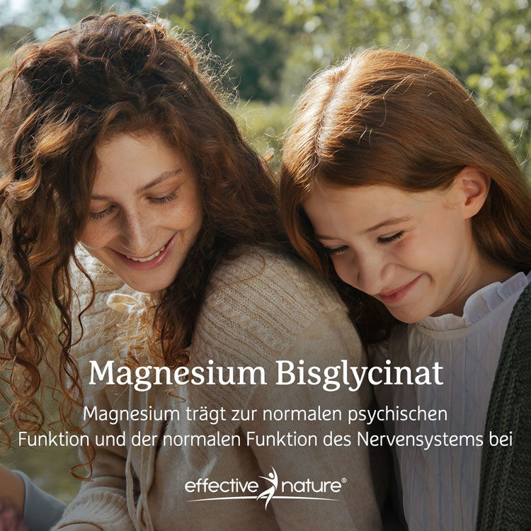 Zwei lächelnde Frauen im Freien, Text: Magnesium Bisglycinat von effective nature zur Unterstützung der psychischen Funktion und des Nervensystems.