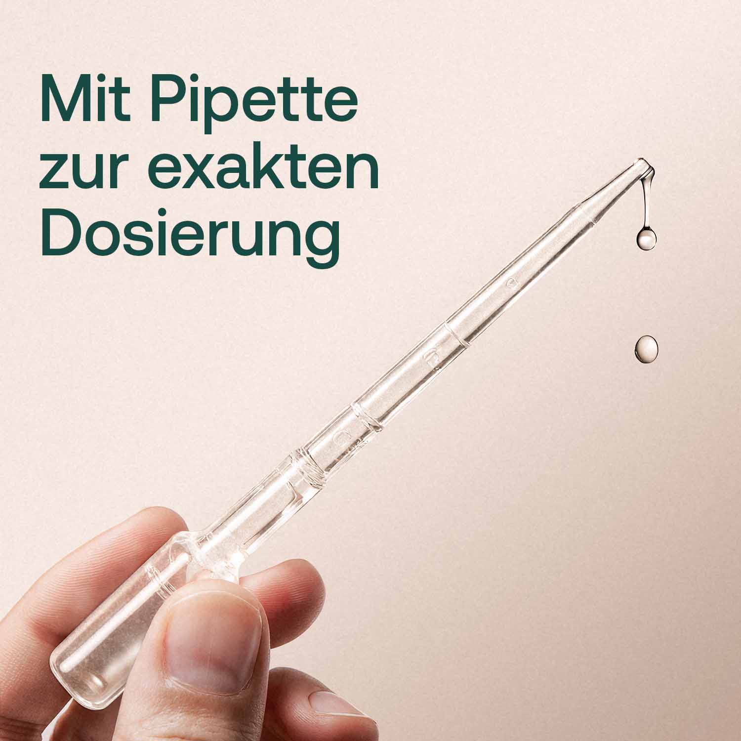 Eine Hand hält eine Pipette